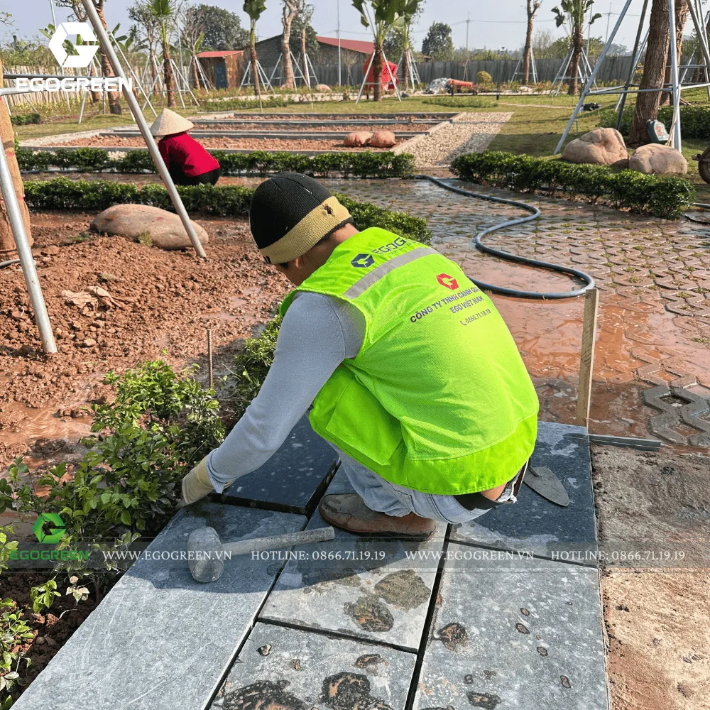 Lát gạch nền cho đường đi dạo.